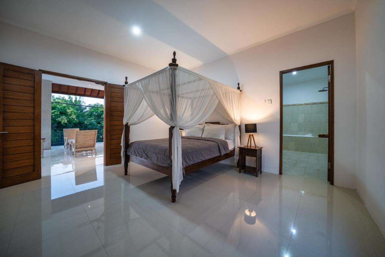 Devina - * Seminyak (Bali)